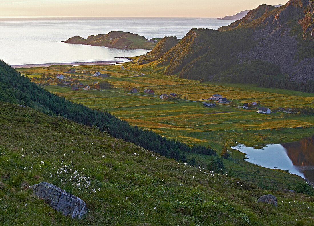 Blick auf Refvik, Insel Vagsöy, Provinz Sogn og Fjordane, Vestlandet, Norwegen, Europa