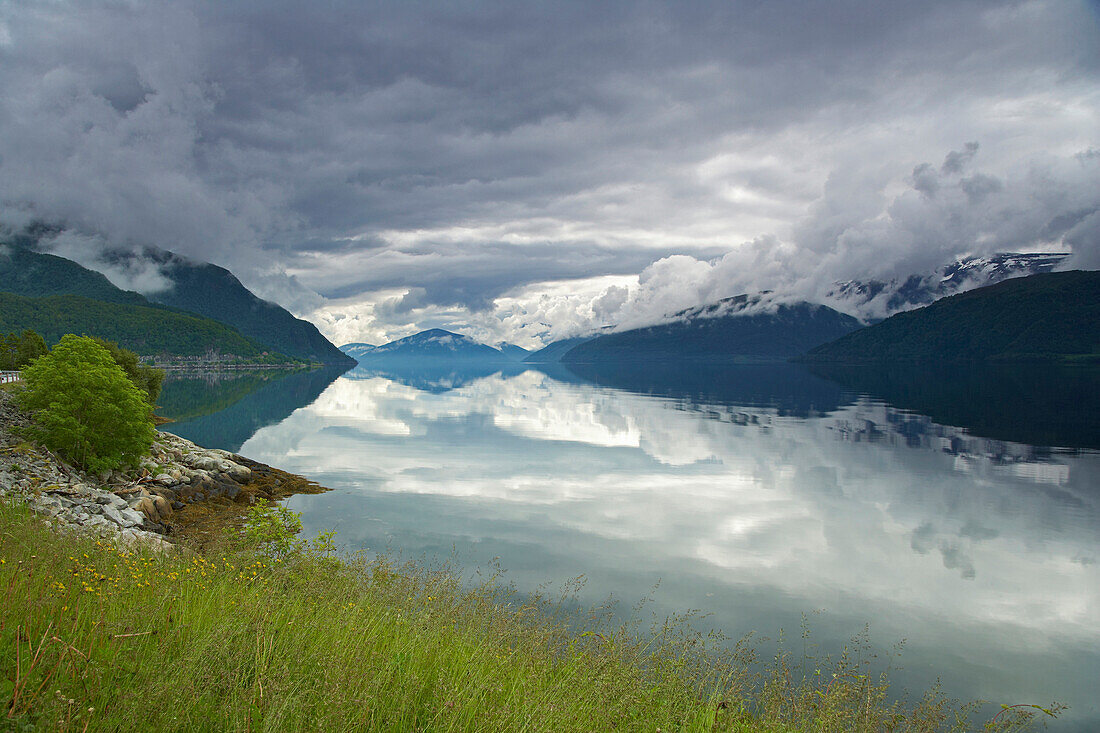 Nordfjord bei Brygga, Provinz Sogn og Fjordane, Vestlandet, Norwegen, Europa