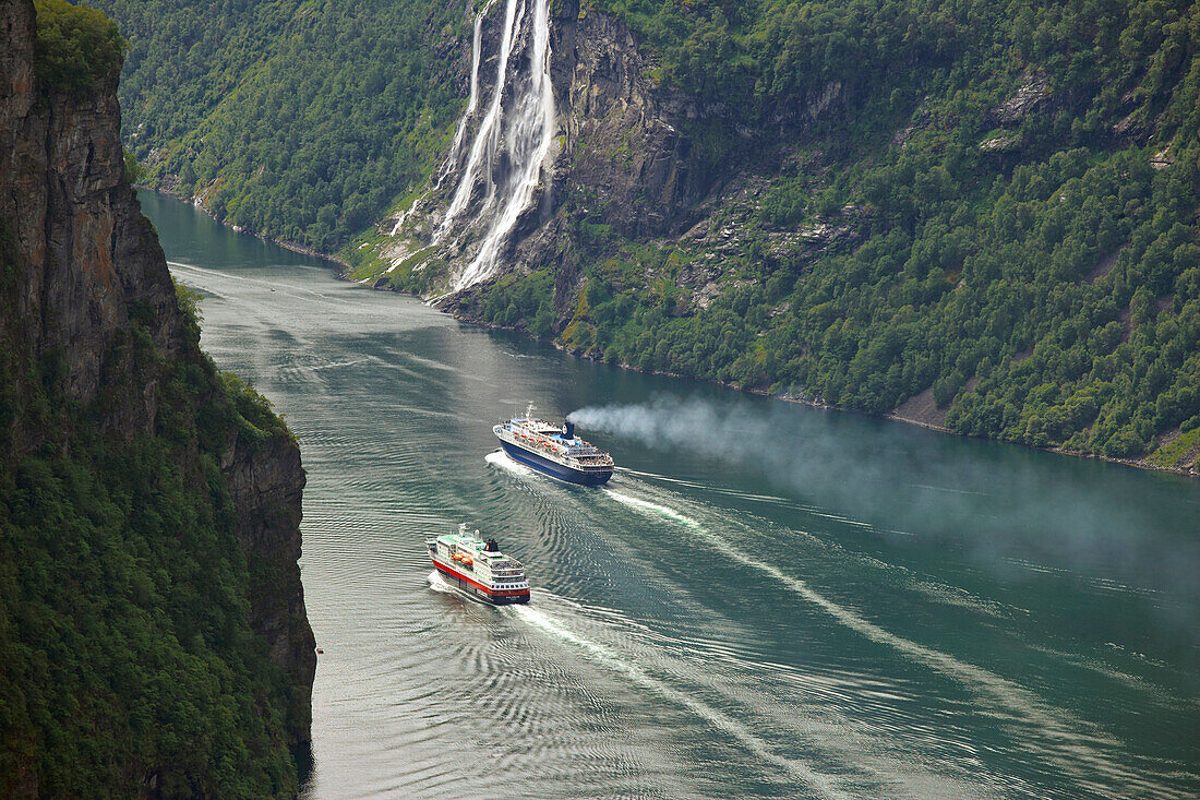 Hurtigruten und Flußkreuzfahrtschiff im Geirangerfjord, Wasserfall, Die Sieben Schwestern, Provinz Möre og Romsdal, Vestlandet, Norwegen, Europa