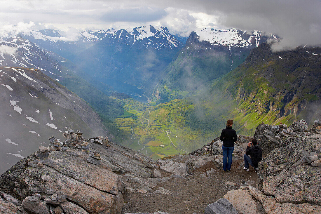 Blick vom Dalsnibba über die umliegende Bergwelt mit Geirangerfjord, Provinz Möre og Romsdal, Vestlandet, Norwegen, Europa