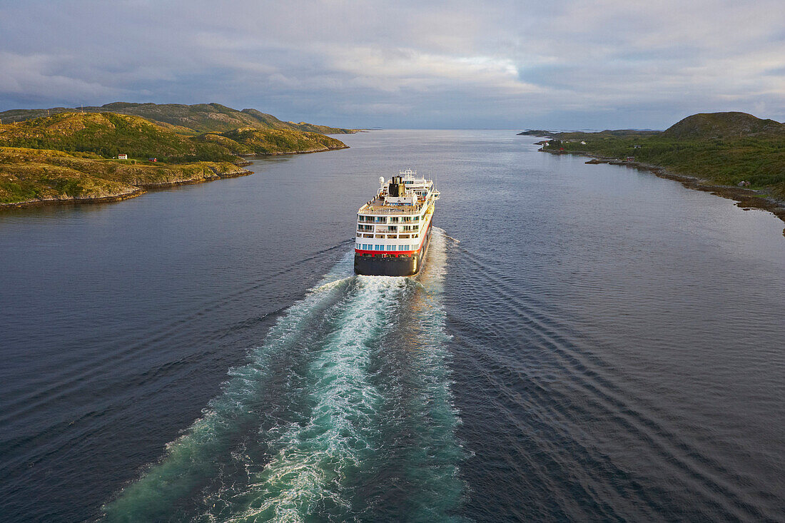 MS, Midnatsol, der Hurtigruten im Naeröysund südgehend vor Roervik, Provinz Nord-Troendelag, Troendelag, Norwegen, Europa