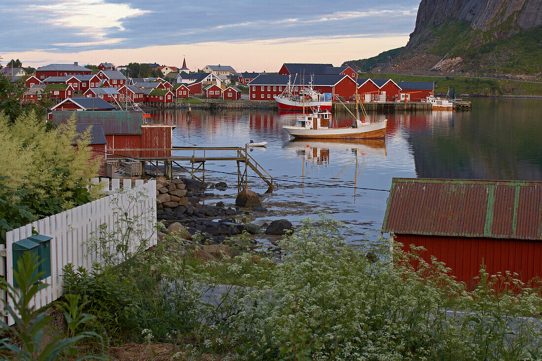 Rorbuer and old fishing boat in the village of Reine, Isle of Moskenes, Lofoten, Province of Nordland, Nordland, Norway, Europe