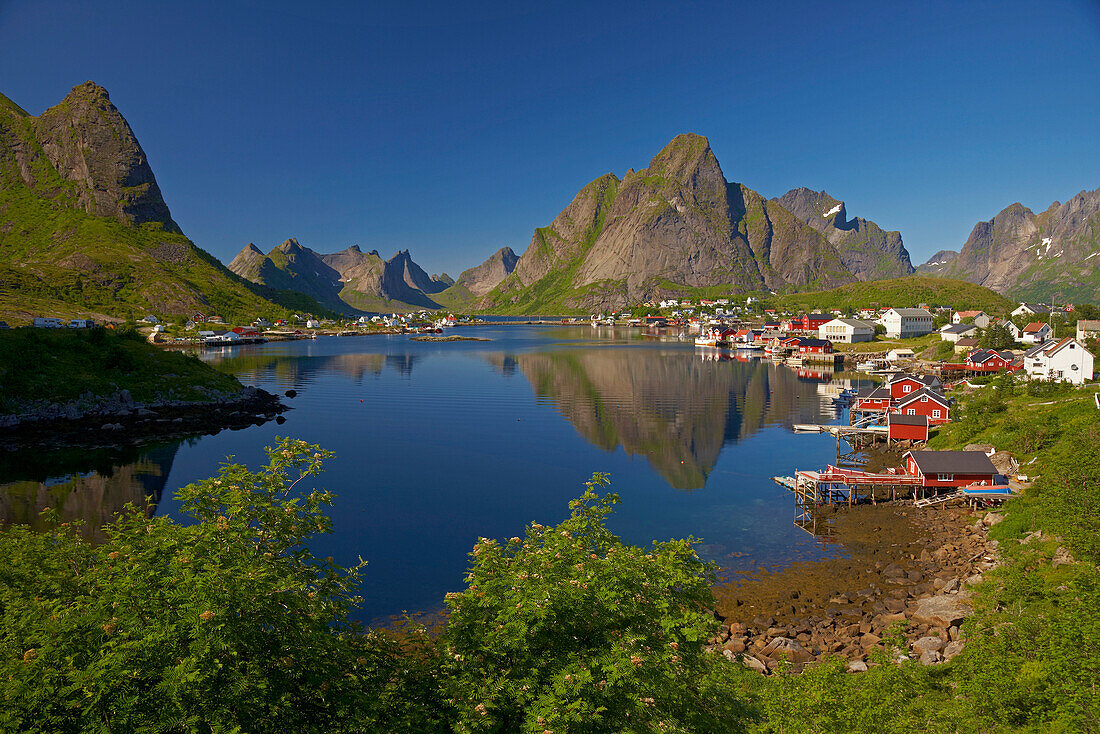 Blick auf das alte Fischerdorf Reine, Lofoteninsel Moskenes, Lofoten, Provinz Nordland, Nordland, Norwegen, Europa