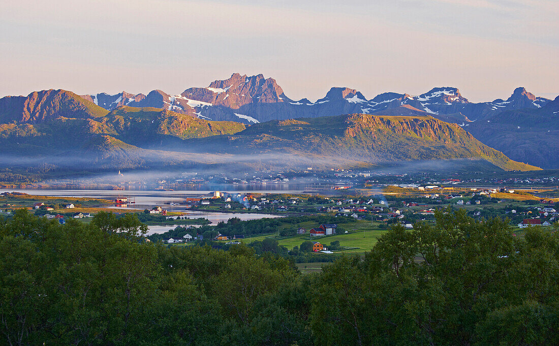 Blick auf den Buksnesfjord, Leknes, Gravdal, Insel Vestvagöy, Lofoten, Provinz Nordland, Nordland, Norwegen, Europa