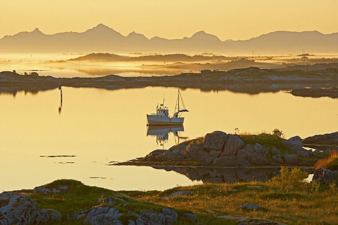 Fischerboot im Licht der Mitternachtssonne bei Lyngvaer, Insel Austvagöy, Lofoten, Provinz Nordland, Nordland, Norwegen, Europa