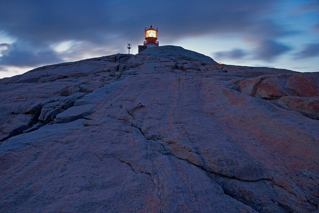 Leuchtturm auf Felsenküste von Kap Lindesnes, Provinz Vest-Agder, Soerlandet, Norwegen, Europa