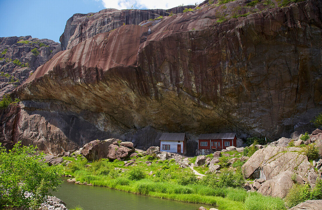 Helleren, Haus unter den Felsen, Joessingfjord, Provinz Rogaland, Vestlandet, Norwegen, Europa