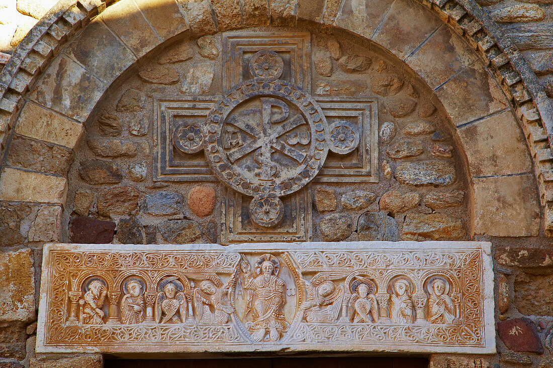 Chemins de Saint-Jacques, Saint James of Campostela Way, Linteau, Sculpture above the entrance door, Saint-André-de-Sorède, Dept. Pyrénées-Orientales, Roussillon, France, Europe