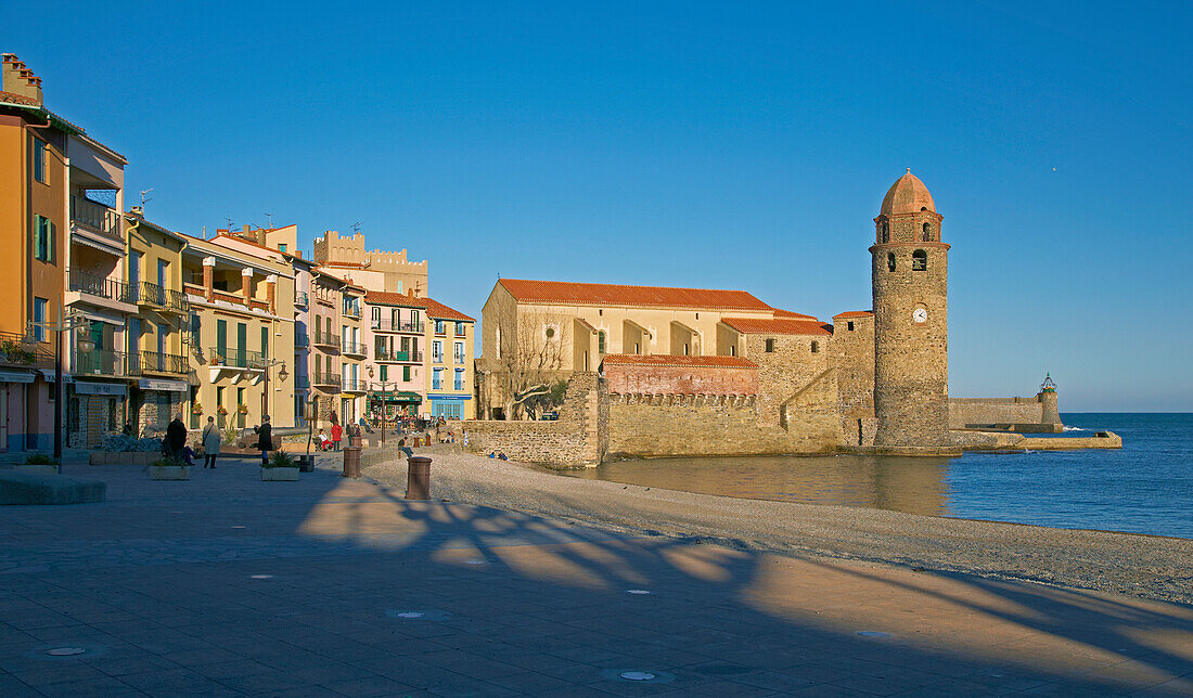 Ehemaliger Fischerhafen von Collioure mit Église Notre-Dame-des-Anges, Côte Vermeille, Mittelmeer, Dept. Pyrénées-Orientales, Roussillon, Frankreich, Europa