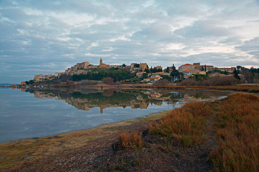 Blick über den Étang de Bages et de Sigean auf Bages, Dept. Aude, Parc Naturel Régional de la Narbonnaise en Méditerranée, Languedoc-Roussillon, Frankreich, Europa