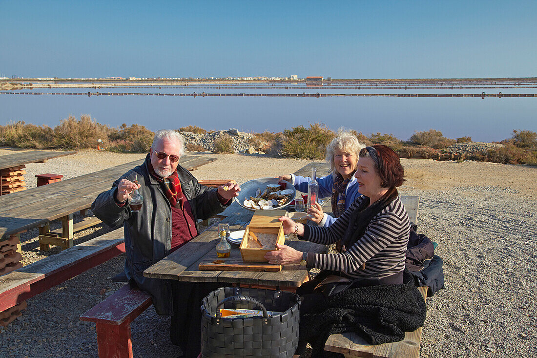 Eating oysters at La Combuse du saunier, Salin de l' île St-Martin, Gruissan, Dept. Aude, Languedoc-Roussillon, France, Europe
