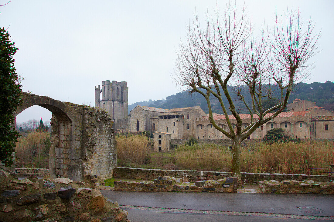 Blick auf Abbaye Sainte-Marie-d' Orbieu, Lagrasse, Orbieu, Corbières, Dept. Aude, Languedoc-Roussillon, Frankreich, Europa