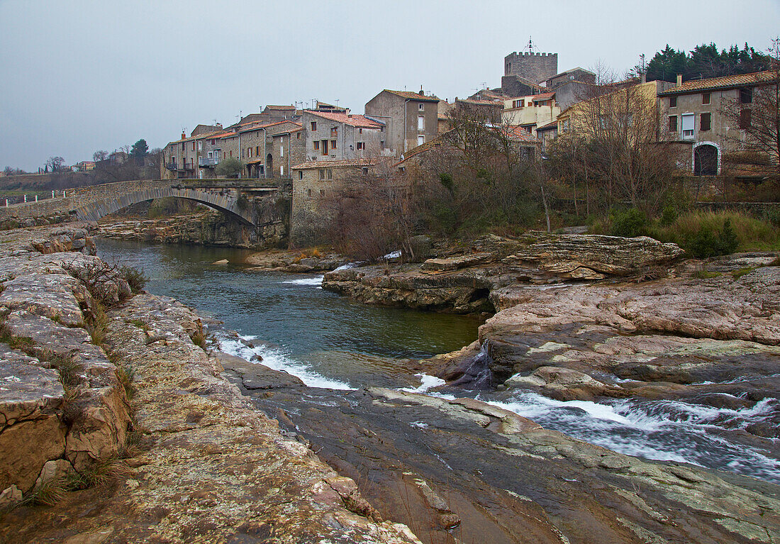 Blick auf den Orbieu mit Ribaute, Corbières, Dept. Aude, Languedoc-Roussillon, Frankreich, Europa