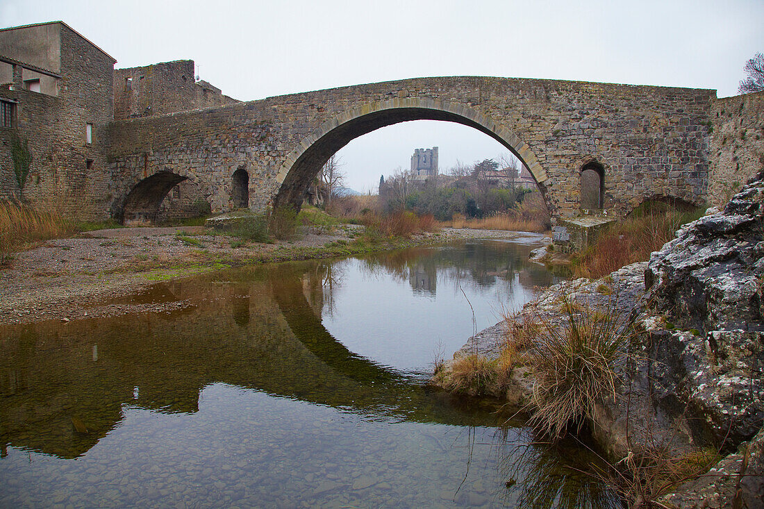 Blick auf Lagrasse, Alte Brücke, Orbieu, Corbières, Dept. Aude, Languedoc-Roussillon, Frankreich, Europa