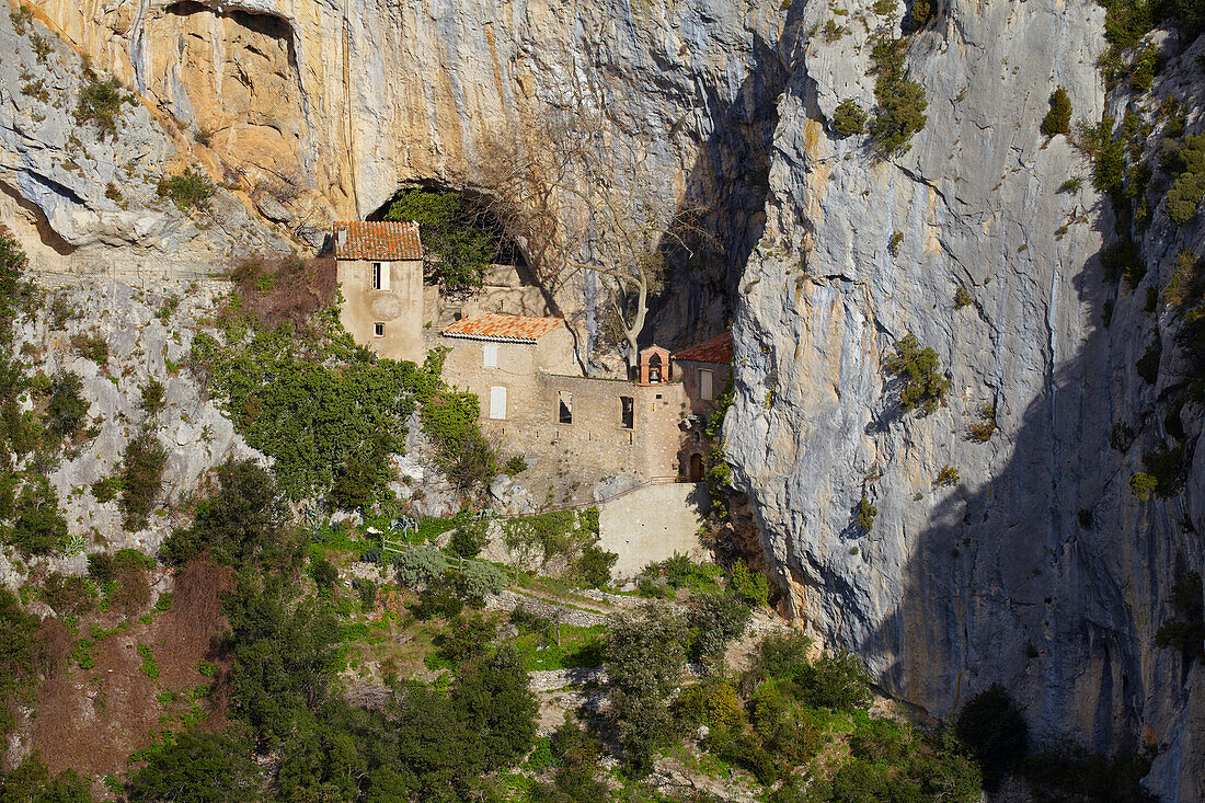 Blick auf die Ermitage de St-Antoine-de Galamus, Gorges de Galamus, Dept. Aude, Languedoc-Roussillon, Frankreich, Europa