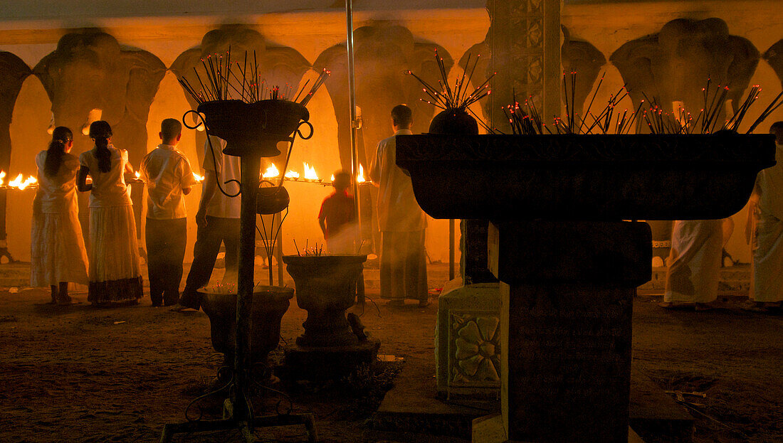 Poya, Vollmond Feier an der Runaveli Dagoba, Anuradhapura, Kultur Dreieck, Sri Lanka