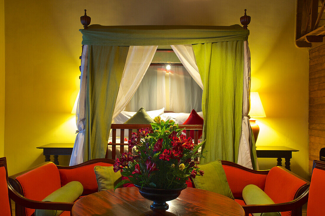 Himmelbett in Deluxe-Zimmer im Hotel Jetwing St. Andrews, Nuwara Eliya, Hochland, Sri Lanka