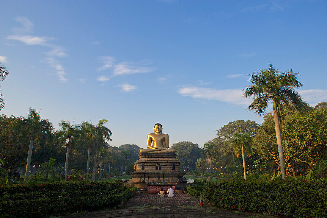 Sitzender Buddha im Viharamahadevi Park in Colombo, Sri Lanka