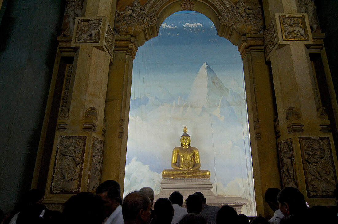 Buddha-Statue vor Wandgemälde, Darstellung des Himalaya, Kelaniya Raja Maha Vihara, buddhistischer Tempel, Colombo, Sri Lanka