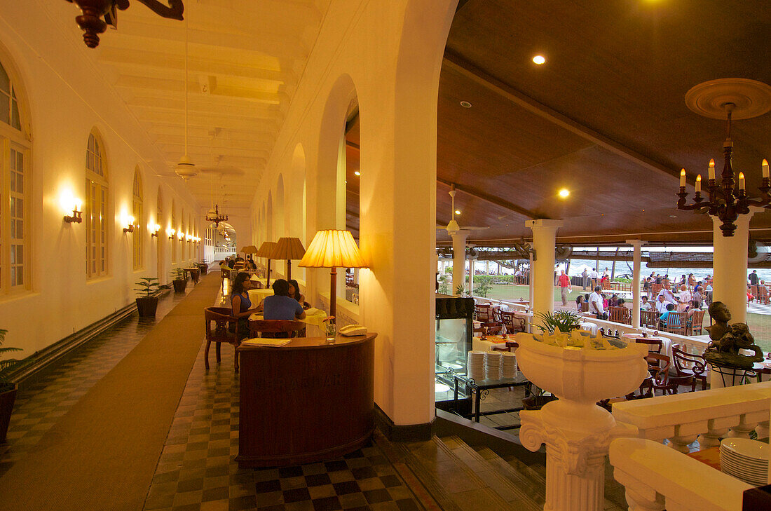 Sitzplätze auf der Veranda und Restaurant The Verandah, im Galle Face Hotel, Colombo, Sri Lanka