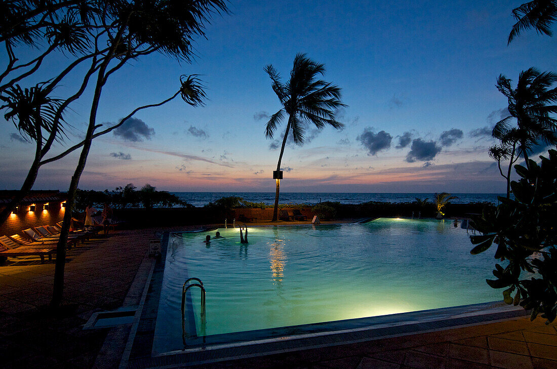 Pool am Meer nach Sonnenuntergang, Ranweli Holiday Village, Resort, Waikkal bei Negombo, Sri Lanka