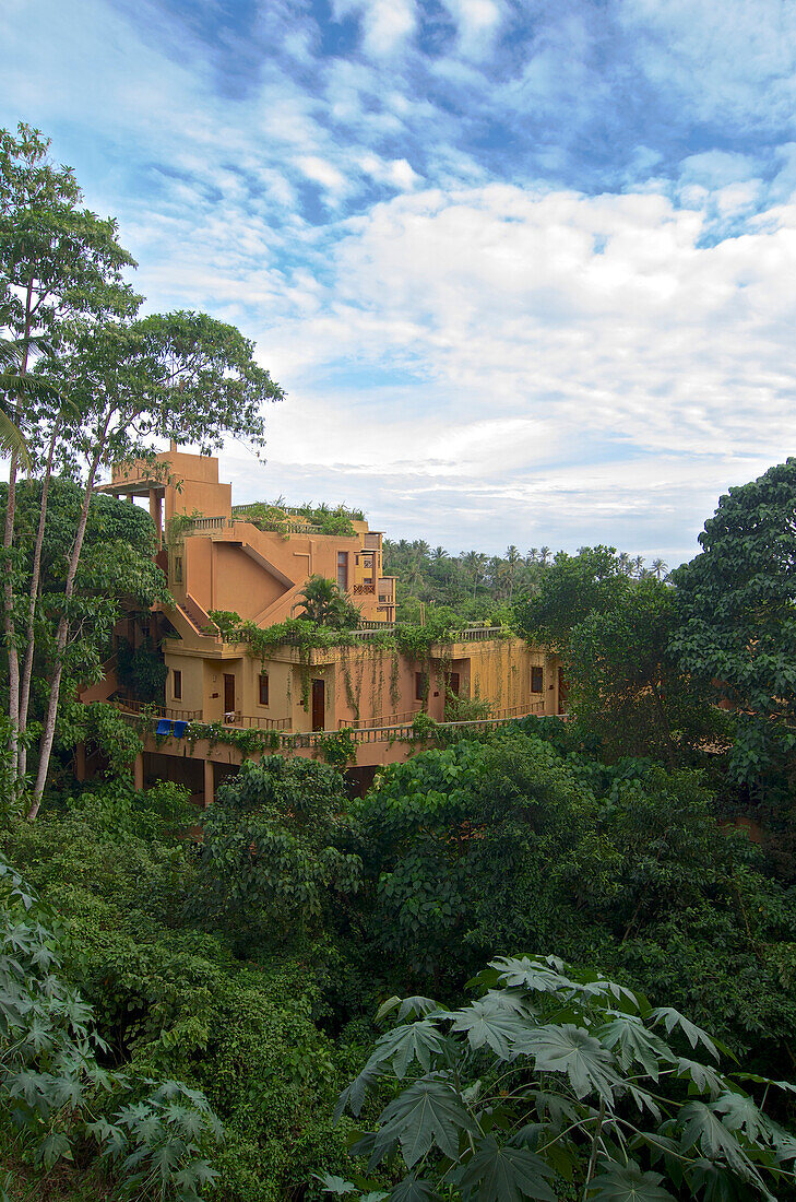 Begrüntes Gebäude in tropischem Grün, Berberyn Ayurveda Beach Resort, Mirissa, im Süden von Sri Lanka