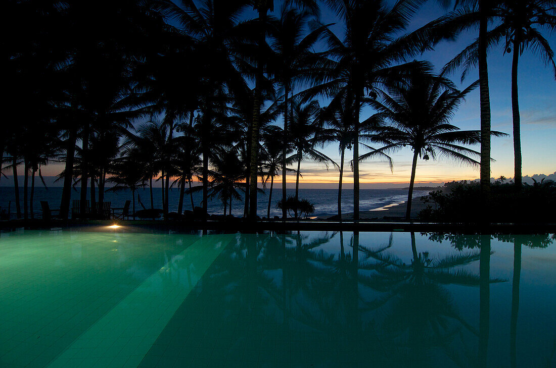 Pool unter Palmen mit Blick zum Strand bei Abenddämmerung, Turtle Bay Hotel, Tangalle ganz im Süden von Sri Lanka