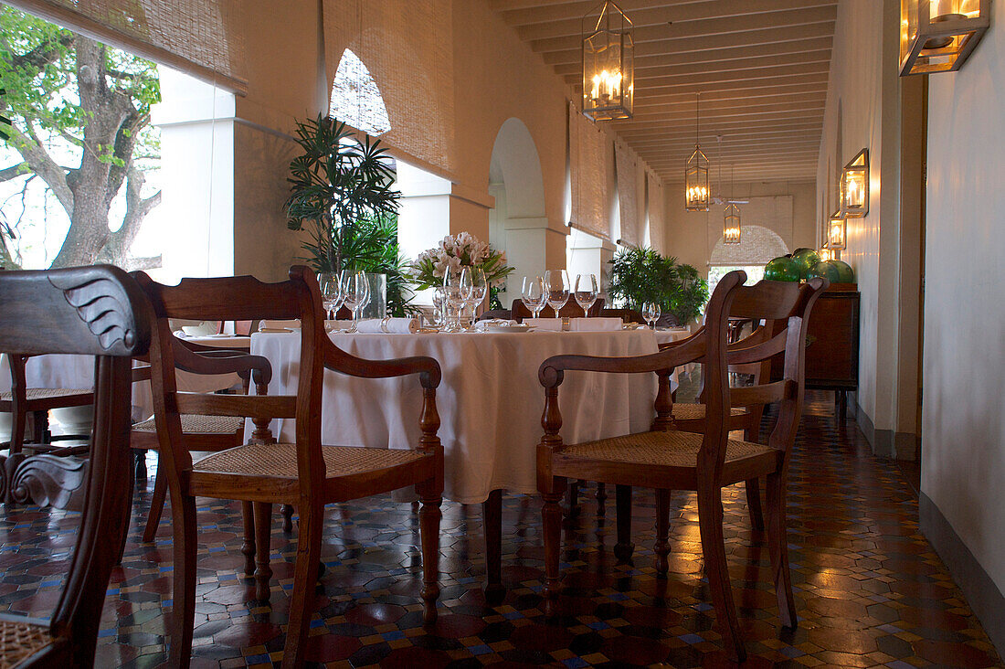 Sitzplätze auf der Veranda, eingedeckter Tisch im Luxushotel Amangalle in Galle, Südwestküste, Sri Lanka