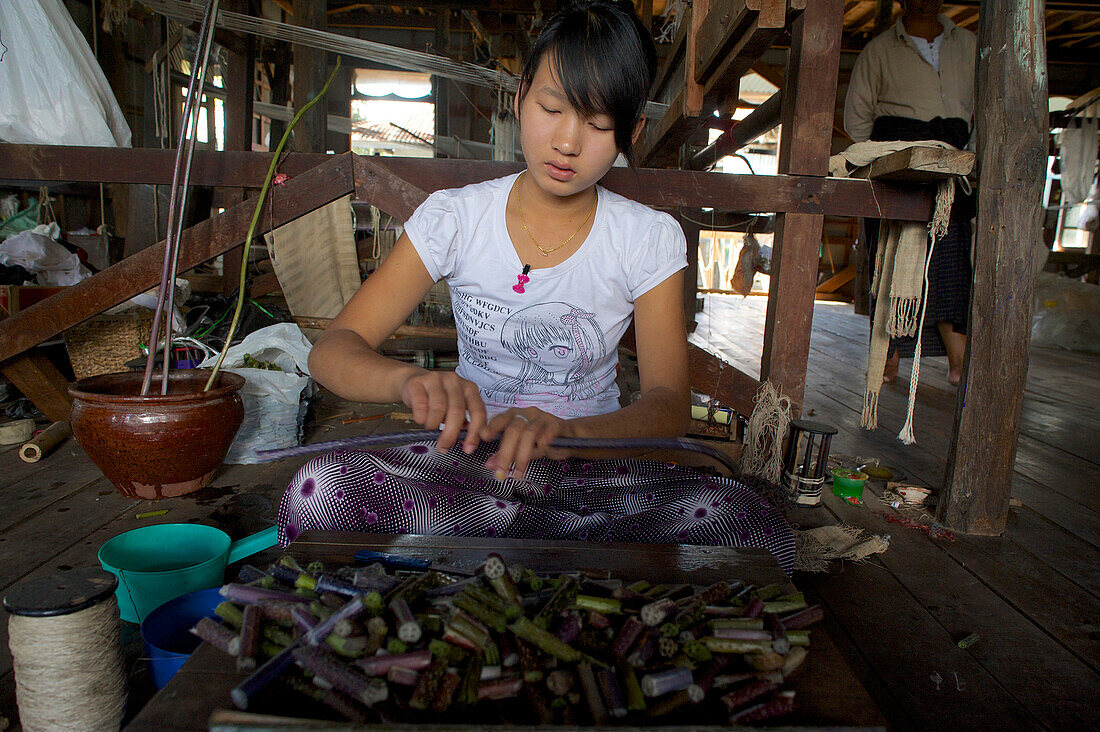 Lotos silk weaving, Inle Lake, Shan Staat, Myanmar, Burma