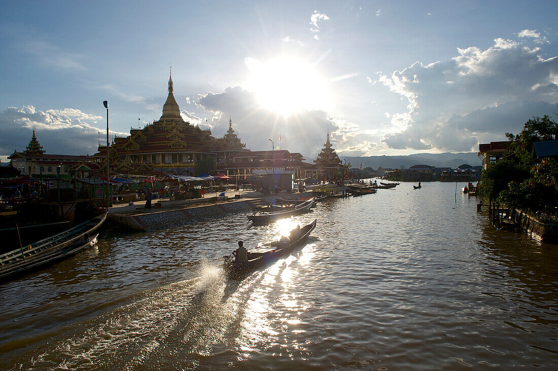 Boote an der Phaung Daw U Pagode, Inle See, Shan Staat, Myanmar, Burma
