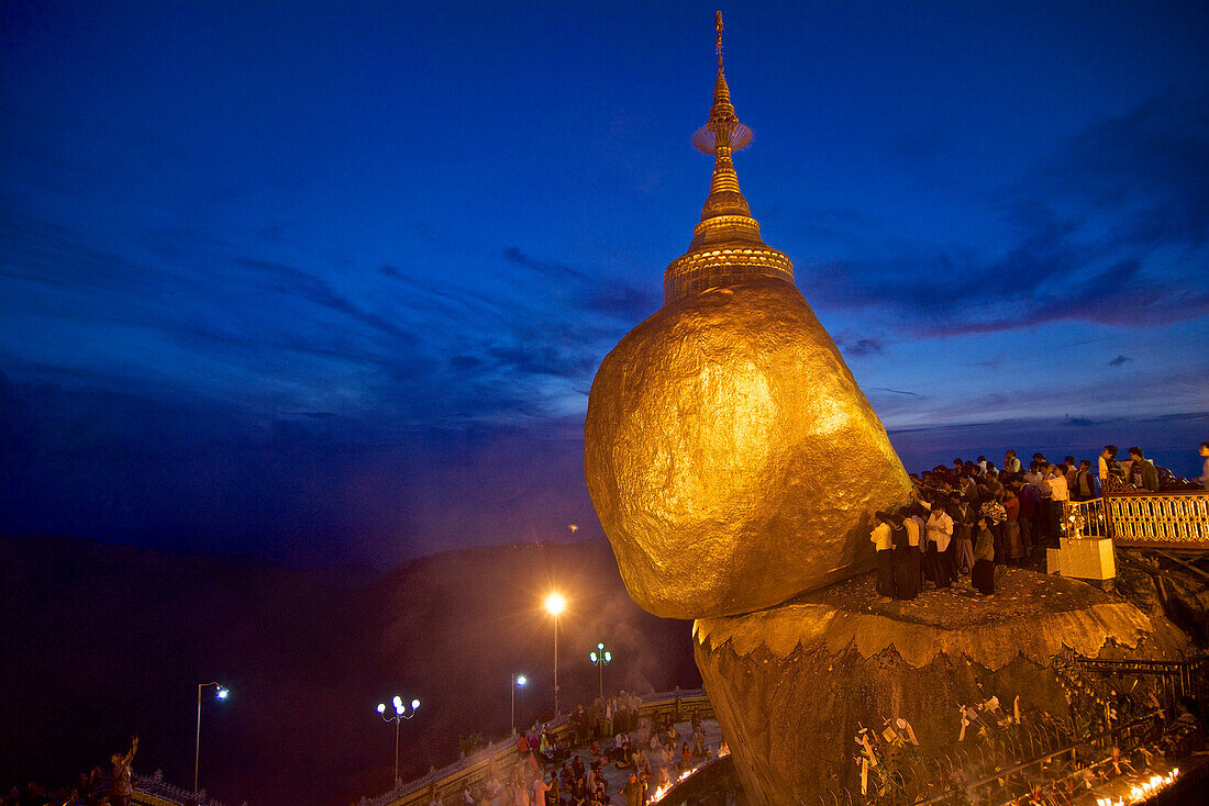 Goldener Felsen mit vielen buddhistischen Pilgern zum Tazaungdaing Vollmond, Kyaikhtiyto Pagode, Mon State, Myanmar