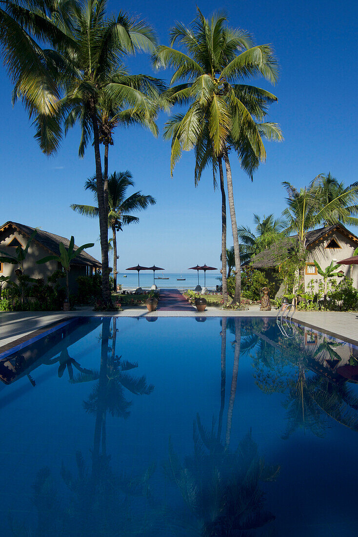 Pool mit Meerblick im Diamond Ngapali Hotel, Ngapali, bekanntester Badeort Burmas am Golf von Bengalen, Rakhine, Arakan, Myanmar, Burma