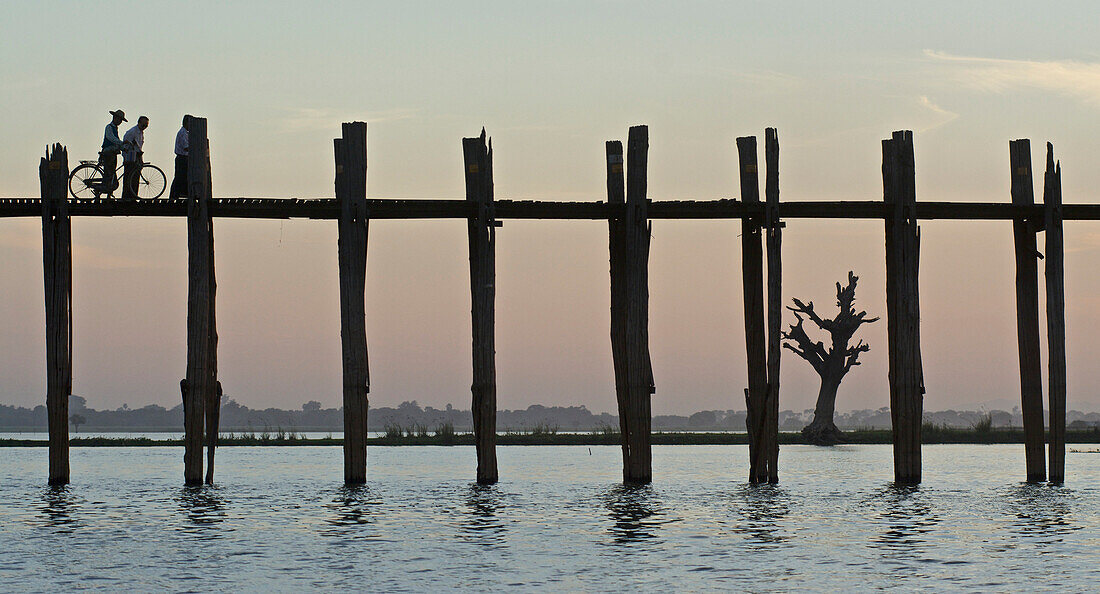 U Bein Brücke, 1,2 km lange Holzbrücke, Amarapura bei Mandalay, Myanmar, Burma