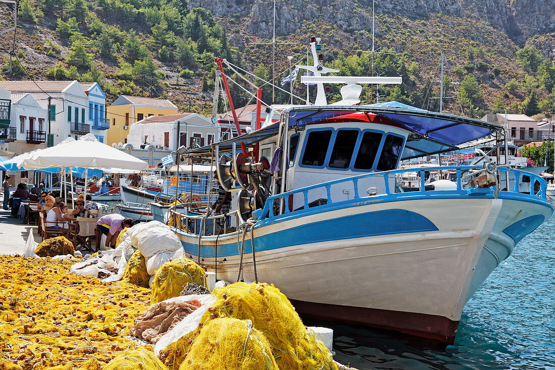 Fischer und Boot im Hafen, Kastelorizo, Dodekanes, Südliche Ägäis, Griechenland