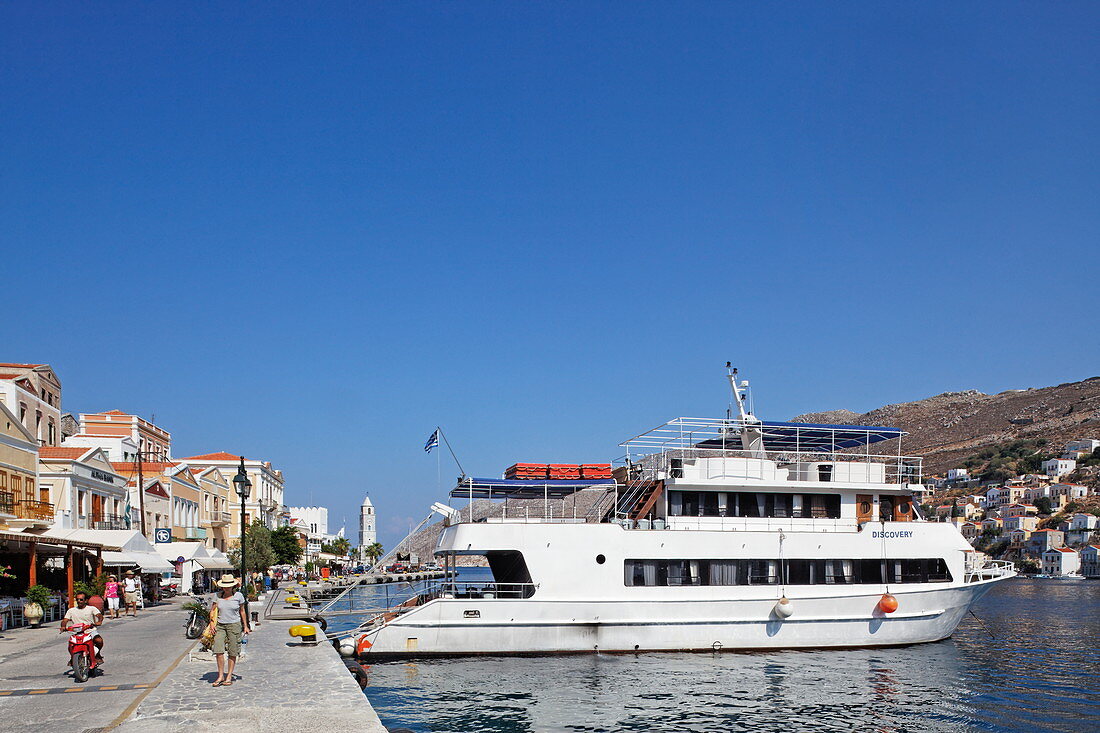 Ausflugsboot im Hafen Gialos, Symi Stadt, Symi, Dodekanes, Südliche Ägäis, Griechenland