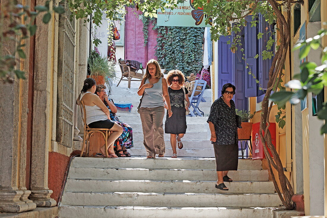 Treppengasse mit Geschäften in Gialos, Symi Stadt, Symi, Dodekanes, Südliche Ägäis, Griechenland