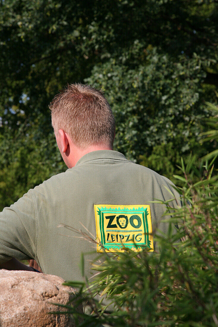 Tierpfleger im Zoo, Leipzig, Sachsen, Deutschland