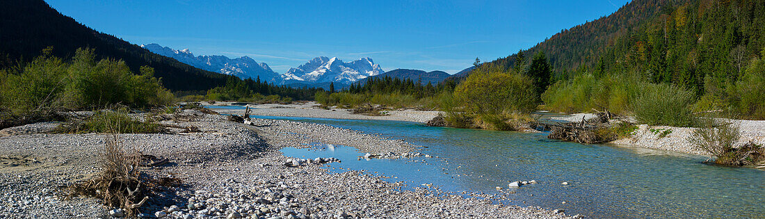 Isar river between Wallgau and Vorderriss, Zugspitze, Alpspitze and Wetterstein mountains in the background, Wallgau, Upper bavaria, Bavaria, Germany