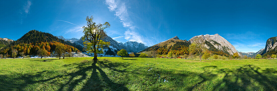 Grosser Ahornboden mit Karwendel im Hintergrund, Tirol, Österreich