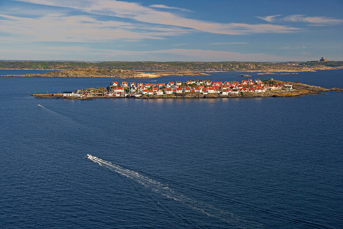 Blick von Rönnäng auf Tjörn zur Insel Astol, vorn, und Insel Istön mit Marstrand, hinten, Provinz Bohuslaen, Westküste, Schweden, Europa