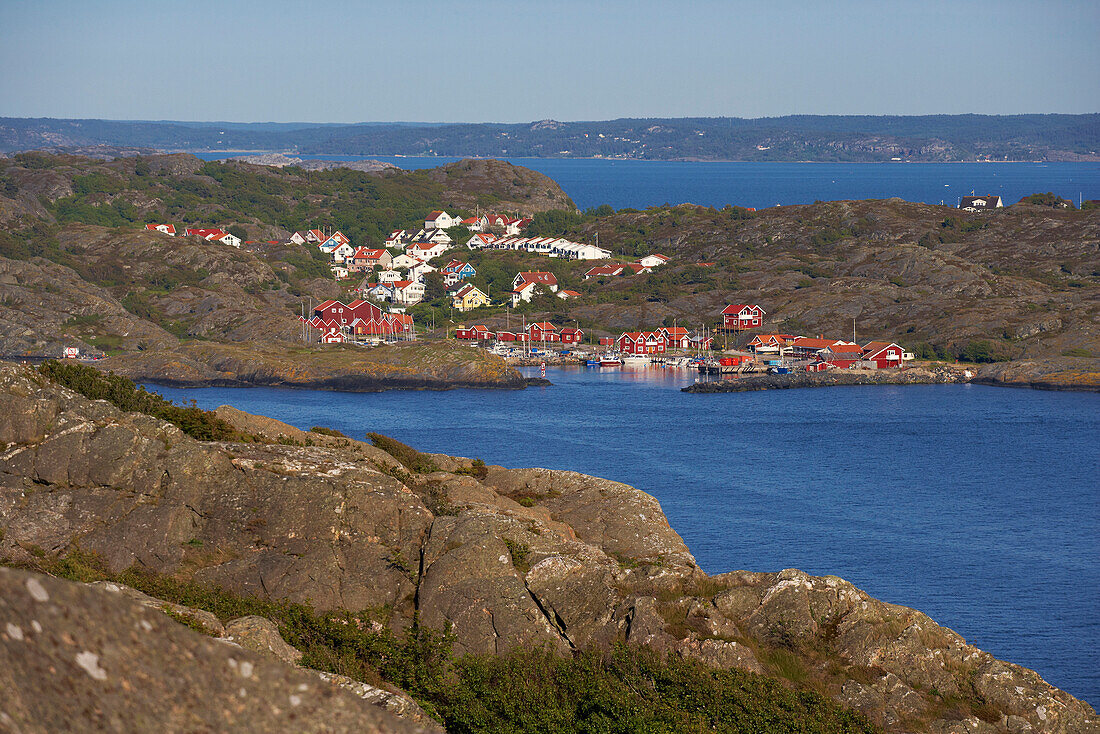 Blick von Rönnäng auf Tjörn zur Insel Stora Dyroen bei Marstrand, Provinz Bohuslaen, Westküste, Schweden, Europa
