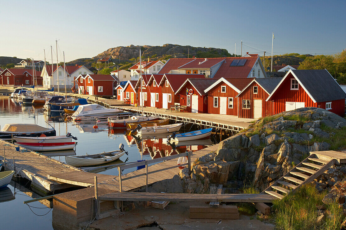 Boote und Bootshäuser im Hafen von Bleket, Insel Tjörn, Provinz Bohuslaen, Westküste, Schweden, Europa