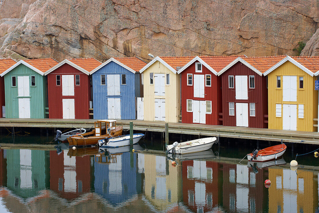 Boote und Bootshäuser im Hafen von Smögen, Halbinsel Sotenäs, Provinz Bohuslaen, Westküste, Schweden, Europa