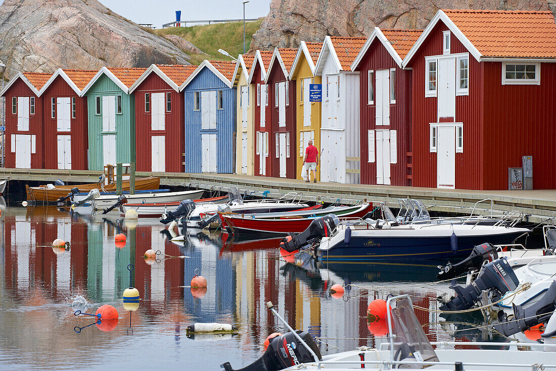 Boote und Bootshäuser im Hafen von Smögen, Spiegelung der Häuser im Wasser, Halbinsel Sotenäs, Provinz Bohuslaen, Westküste, Schweden, Europa