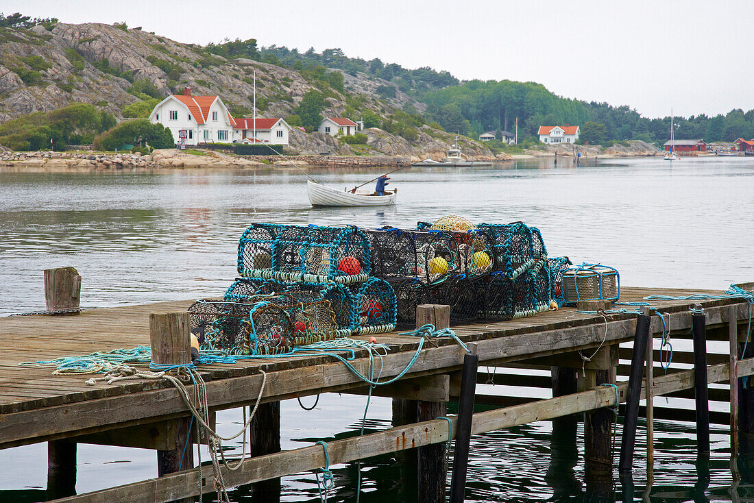 Boote und Bootshäuser im Hafen von Havestensund, Provinz Bohuslaen, Westküste, Schweden, Europa