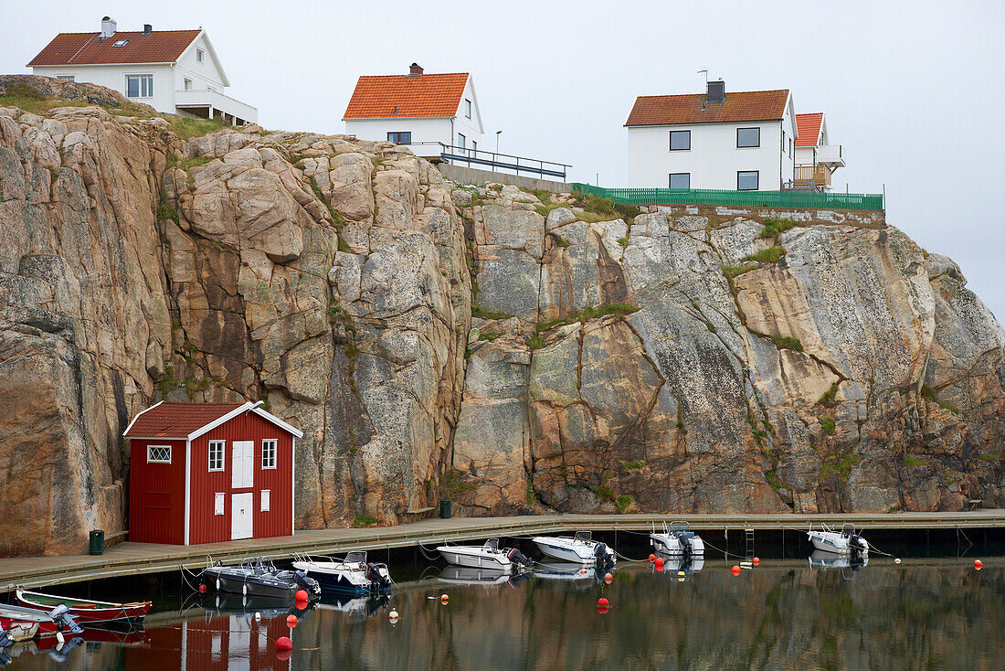 Boote und Bootshäuser im Hafen von Smögen, Halbinsel Sotenäs, Provinz Bohuslaen, Westküste, Schweden, Europa