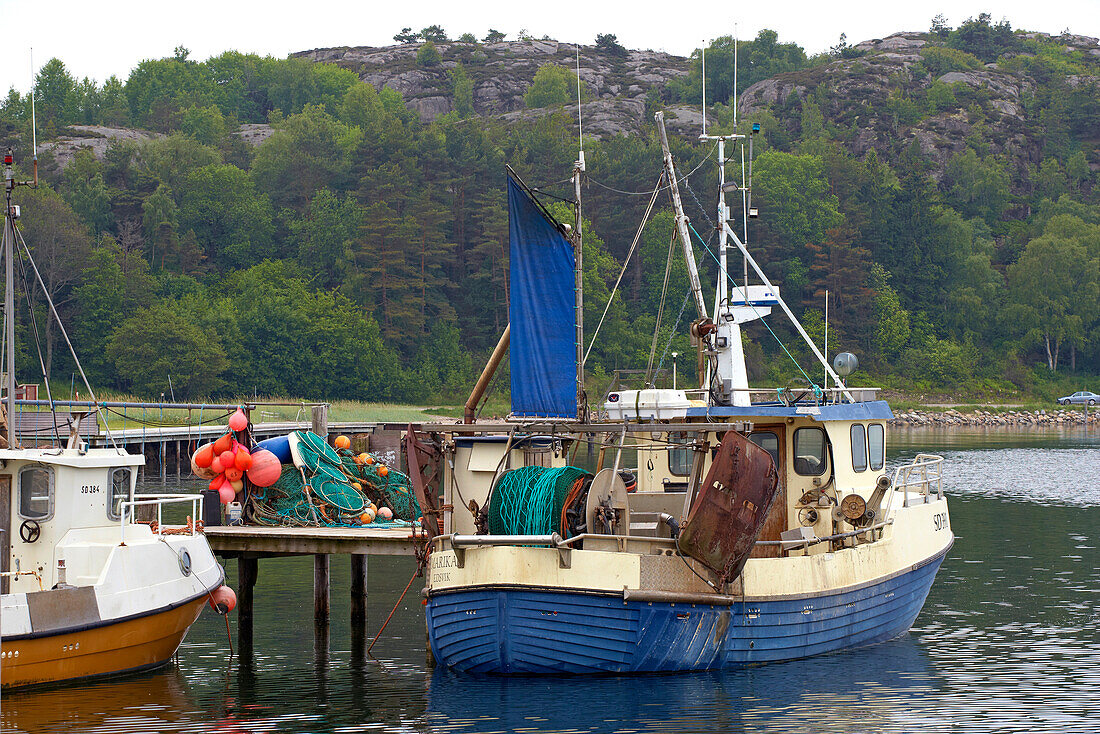 Fischerboote im Hafen von Edsvik bei Grebbestad, Provinz Bohuslaen, Westküste, Schweden, Europa