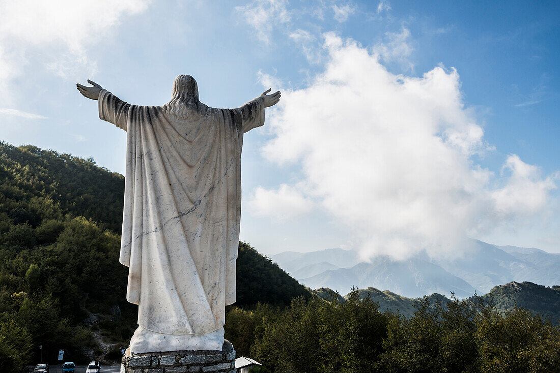 große Jesusstatue in den Bergen, bei Toirano, Provinz Savona, Riviera di Levante, Ligurien, Italien