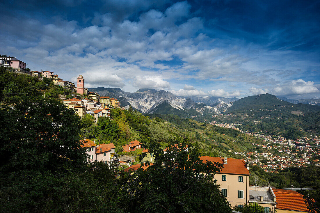 Fontia mit Marmorsteinbrüche im Hintergrund, Carrara, Provinz Massa-Carrara, Toskana, Italien