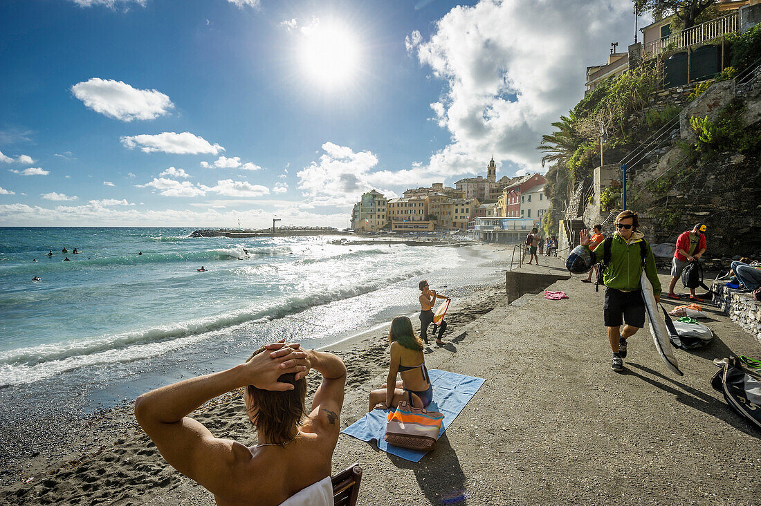 Strandpromenade und Surfer, Bogliasco, Provinz Genua, Riviera di Levante, Ligurien, Italien